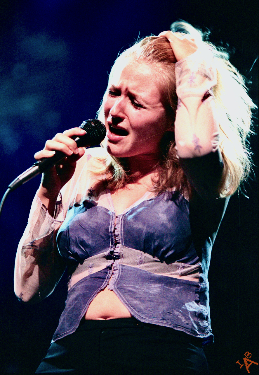 Jewel performing at Lilith Fair, 1997.